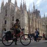 Giuseppe in posa in piazza Duomo a Milano